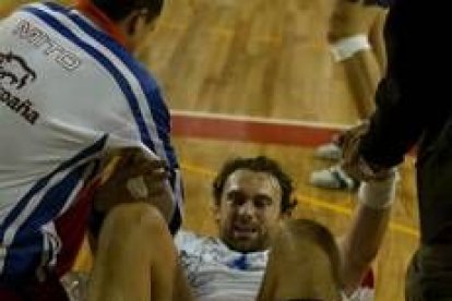 Vatne se duele de un golpe en un partido frente al Altea en el 2002