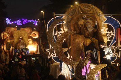 Las carrozas de Melchor y Gaspar, durante el transcurso de la cabalgata ayer en las calles de Ponferrada.