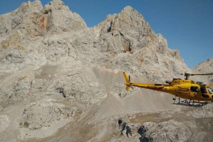 El helicóptero de emergencias actúa en Posada de Valdeón. JCYL