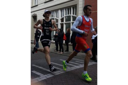 Fernando Fernández Llamazares, derecha, se proclamó brillante campeón de Europa de duatlón.