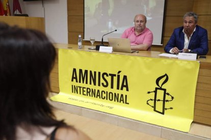 José Manuel Paredes, vicepresidente de Amnistía Internacional de Castilla y León, y Joaquín S. Torné, director del periódico. RAMIRO