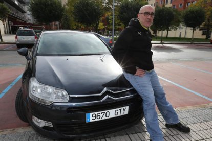 El ponferradino Alfonso Pérez Crespo, ayer junto a su coche, confundido como taxi madrileño