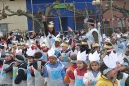 Los 400 escolares del colegio Navaliegos cantan y bailan al son de la canción «Un millón de amigos»