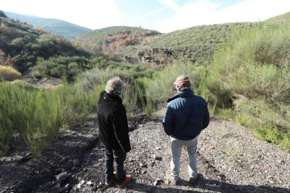 Moreno y  Silván ante el pueblo en la escombrera. L. DE LA MATA