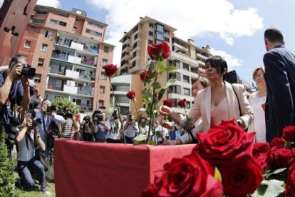 La parlamentaria de EH Bildu Maddalen Iriarte deja una rosa para recordar el secuestro y asesinato de Miguel Ángel Blanco.