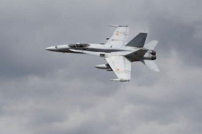 Un F-18 sobrevuela el cielo de León. JESÚS