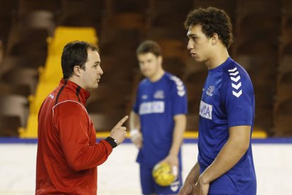 El técnico Dani Gordo da instrucciones al central Joao en un entrenamiento.