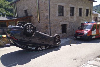 El vuelco del turismo ocurrió en la salida de Ambasmestas a Balboa y el conductor quedó atrapado por su cinturón de seguridad. DL