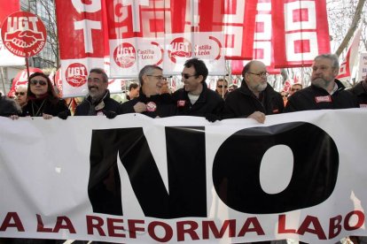 Los secretarios regionales de UGT, Agustín Prieto, y de CCOO, Ángel Hernández, en la manifestación en Valladolid en contra de la reforma laboral aprobada por el Gobierno