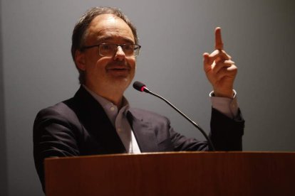 El sociólogo Fernando Vidal, durante la conferencia ofrecida ayer en el Seminario de León. RAMIRO