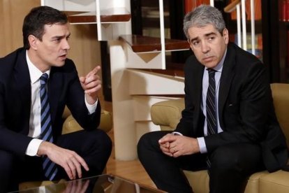 El líder del PSOE, Pedro Sánchez, y el portavoz de Democràcia i Llibertat, Francesc Homs, esta tarde en su reunión en el Congreso.