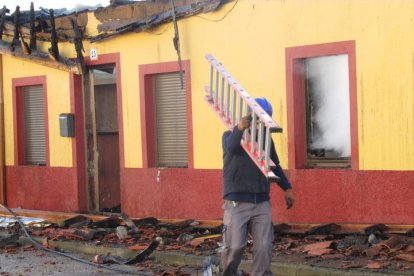 Un vecino pasa por delante de la casa incendiada. DL