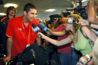 Navarro, recibido como un héroe a su llegada a Barajas tras los Juegos de Pekín