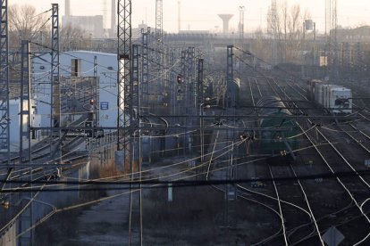 Maraña ferroviaria en el acceso sur del ferrocarril a la capital leonesa. RAMIRO