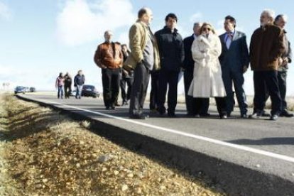 Carrasco junto al alcalde de Vega de Infanzones, ayer, durante la inauguración de la carretera a Ard