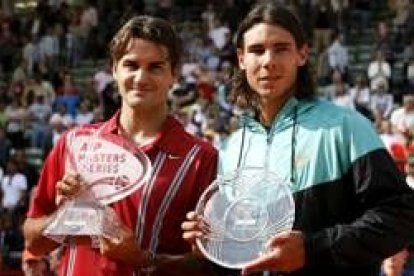 Federer y Nadal posan con sus respectivos trofeos