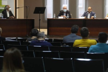 En la mesa de la izquierda, Colinas; en la de la derecha, González, Carrera y Alonso-Cortes ayer durante la inauguración. FERNANDO OTERO