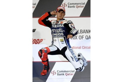 El piloto español Jorge Lorenzo, del equipo Yamaha, celebra en el podio su victoria en el circuito de Losail.