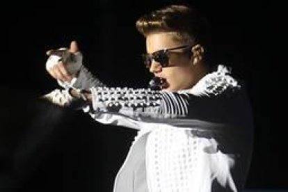 El mechón de pelo del cantante canadiense Justin Bieber alcanzó un precio de 32.700 euros que donó a oenegés.