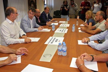 El presidente Juan Martínez Majo (2º-I), acompañado por Teodoro Martínez alcalde de Villadangos (I) y trabajadores de Vestas (D).