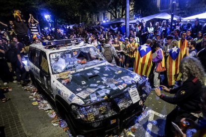 Estado en el que quedaron los vehículos de la Guardia Civil en la protesta de hace un año. QUIQUE GARCÍA