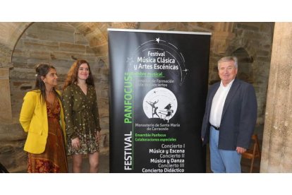 El alcalde de Carracedelo, Raúl Valcarce, ayer con las organizadoras del evento cultural de primer nivel. L. DE LA MATA