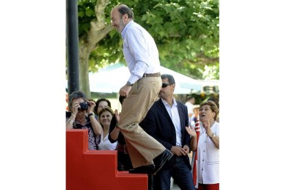 Alfredo Pérez Rubalcaba subiendo al escenario.