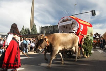 Momento en el que los carros engalanados llegan a la Virgen del Camino.