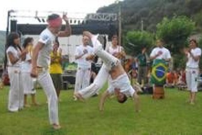 Exhibición de capoeira, ayer en la playa fluvial de Villafranca