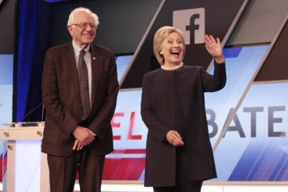 Bernie Sanders y Hillary Clinton posan juntos antes del inicio del debate, este miércoles en Kendall (Florida).