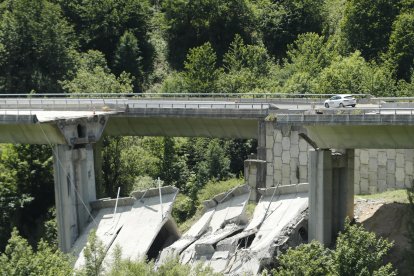 Imagen del primer derrumbe en el viaducto del Castro, el pasado 7 de junio. DE LA MATA