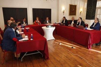 María Jesús Soto, en el centro, durante el Consejo Asesor de Andbank España. FERNANDO OTERO