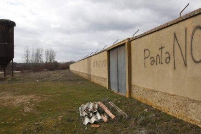 Las pintadas contra las balsas del Órbigo han sido continúas desde su anuncio. JESÚS F. SALVADORES