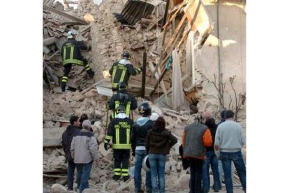 Los bomberos trabajan en uno de los edificios afectados en Onna