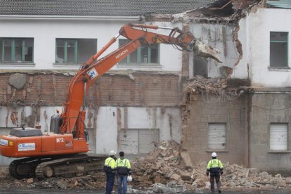 Obras de demolición de las antiguas escuelas, que se derribaron para construir el parador. JESÚS