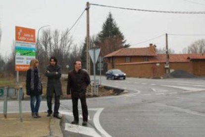 Mª Eugenia Gancedo, Ramón Ignacio Sánchez y Alberto Fernández en el cruce de Villabalter.