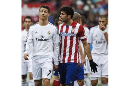 Cristiano Ronaldo y Diego Costa durante el derbi de hoy