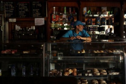 Un pequeño negocio intenta trabajar en medio del apagón en Venezuela.