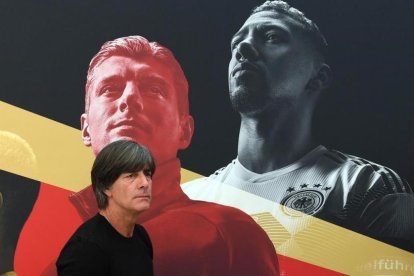 El seleccionador Löw, en la concentración de Alemania junto a una imagen de Kroos y Boateng.