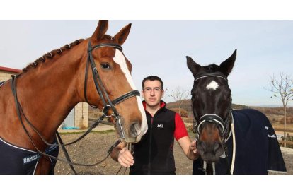 El jinete leonés establece un estrecho vínculo personal con sus caballos, alrededor de los que gira su vida laboral y personal.