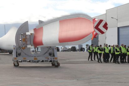 La comitiva institucional en su visita a las instalaciones de la fábrica de palas eólicas de Santo Tomás de las Ollas. L. DE LA MATA