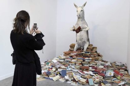 Imagen de archivo de una obra de la artista Pilar Albarracín con los libros como protagonistas. HORACIO VILLALOBOS