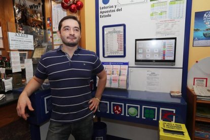 José Ángel Álvarez Ramos, dueño del Bar Moderno, en Columbrianos, agraciado con el primero de los quintos premios del Sorteo Extraordinario de Navidad.