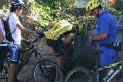 Un grupo de ciclistas, junto a una de las fuentes de San Cristóbal de Valdueza