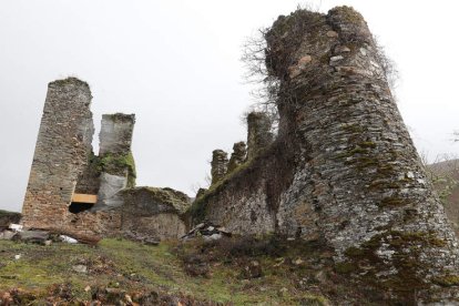 La torre del homenaje del Castillo de Balboa, donde la Junta ya ha financiado una primera excavación y desescombro, ayer. L. DE LA MATA