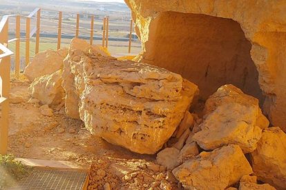 Los bloques que se han desprendido de la montaña y bloquean la primera de las Cuevas Menudas. DL