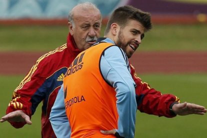 Gerard Piqué y Vicente del Bosque, durante un entrenamiento.