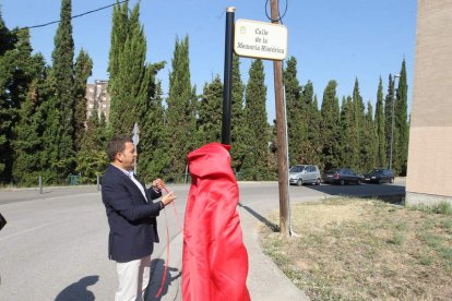 López Riesco en el momento de descubrir la nueva placa.