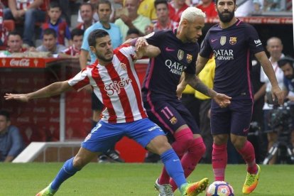 Víctor y Neymar pugnan por un balón.