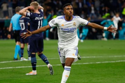 El delantero brasileño del Real Madrid, Rodrygo, celebra el primer gol del equipo madridista durante el encuentro correspondiente a la vuelta de las semifinales de la Liga de Campeones. SERGIO PÉREZ